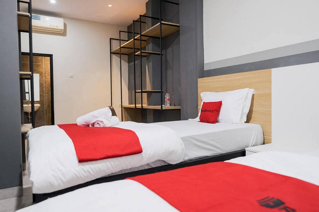 Reddoorz Plus Near Taman Anggrek Mall Jakarta Exterior photo