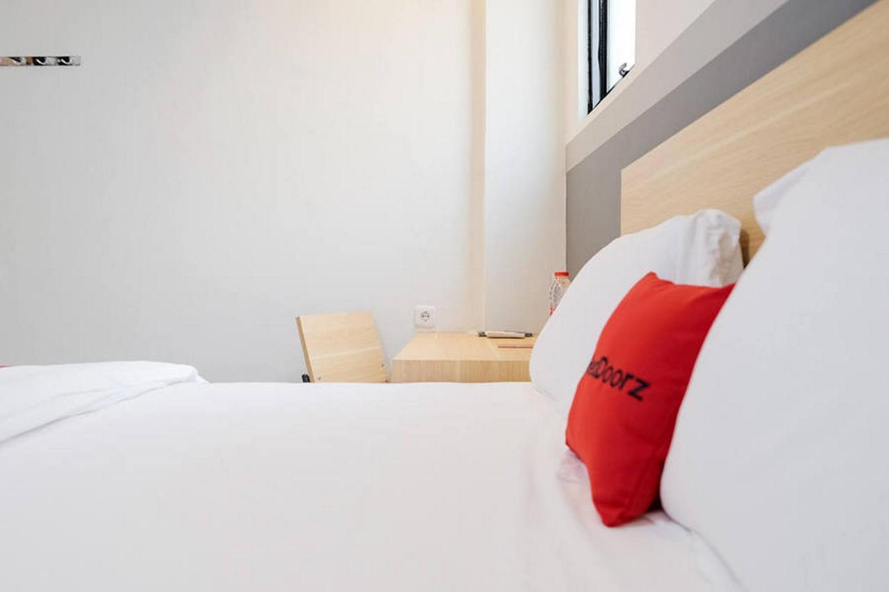 Reddoorz Plus Near Taman Anggrek Mall Jakarta Exterior photo