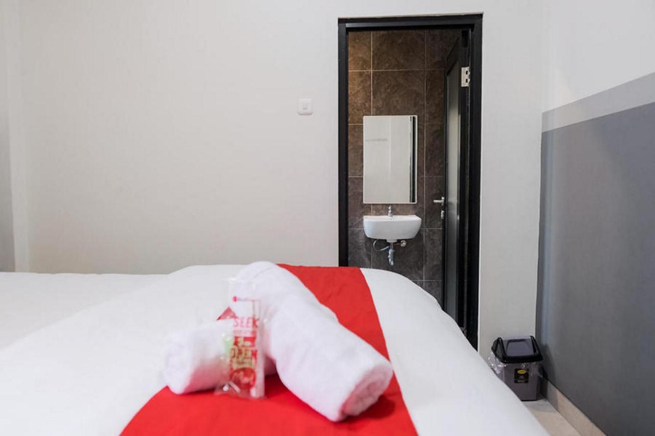 Reddoorz Plus Near Taman Anggrek Mall Jakarta Exterior photo
