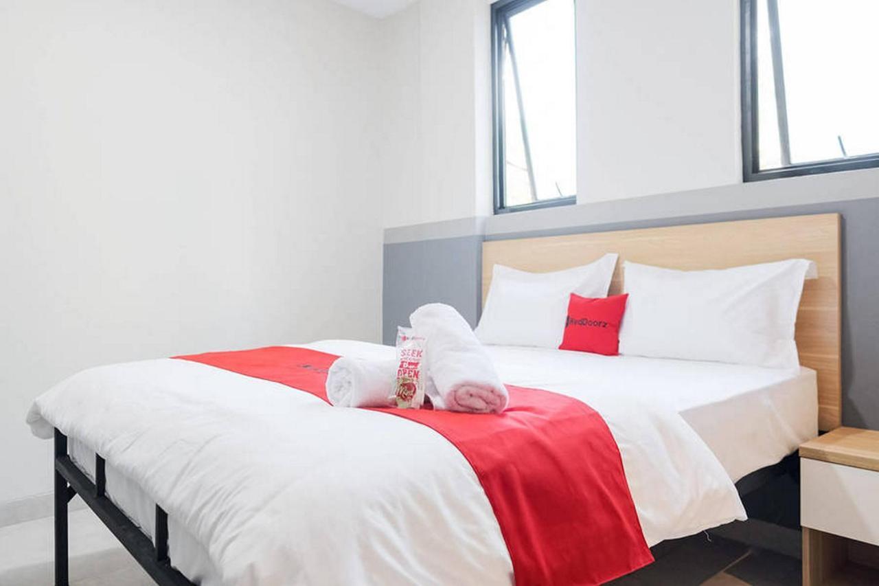 Reddoorz Plus Near Taman Anggrek Mall Jakarta Exterior photo