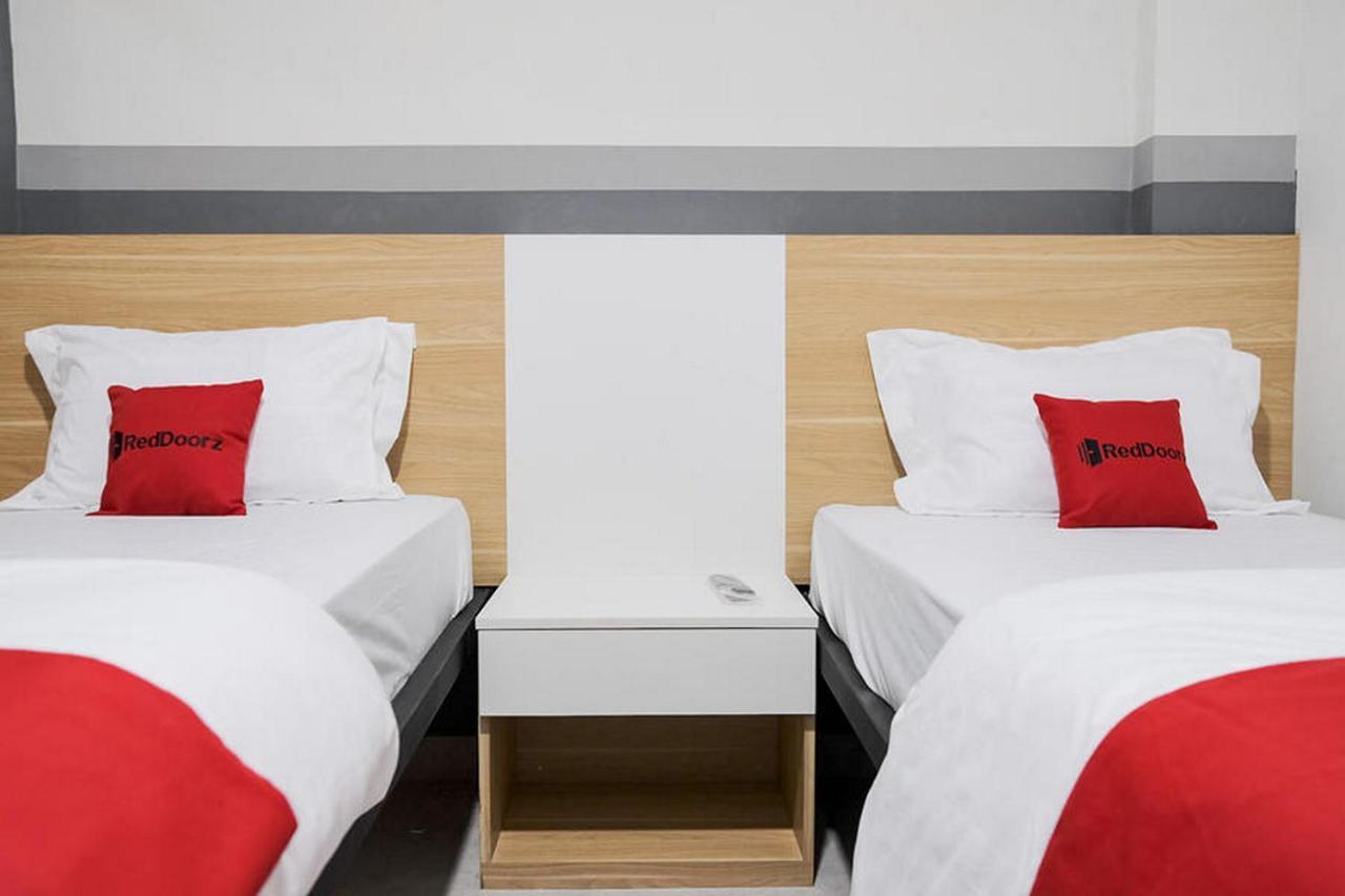 Reddoorz Plus Near Taman Anggrek Mall Jakarta Exterior photo