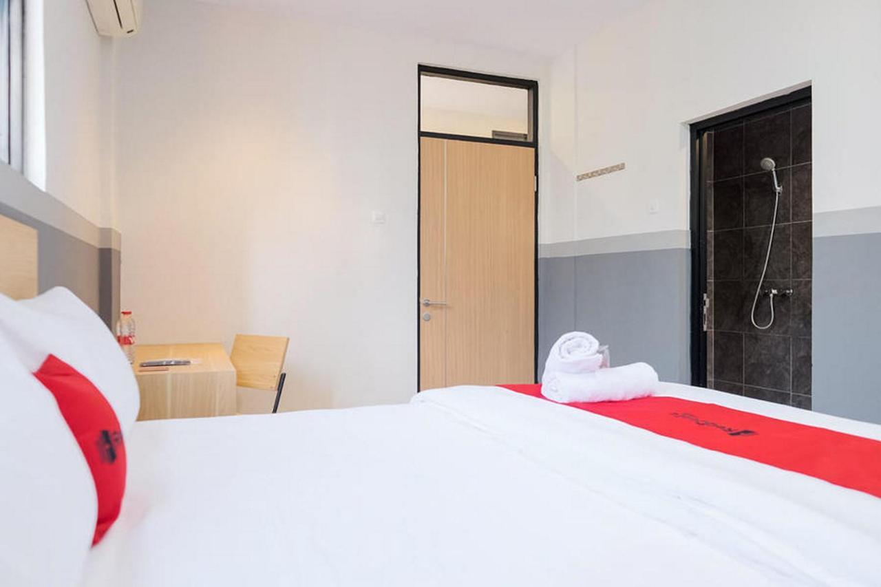 Reddoorz Plus Near Taman Anggrek Mall Jakarta Exterior photo