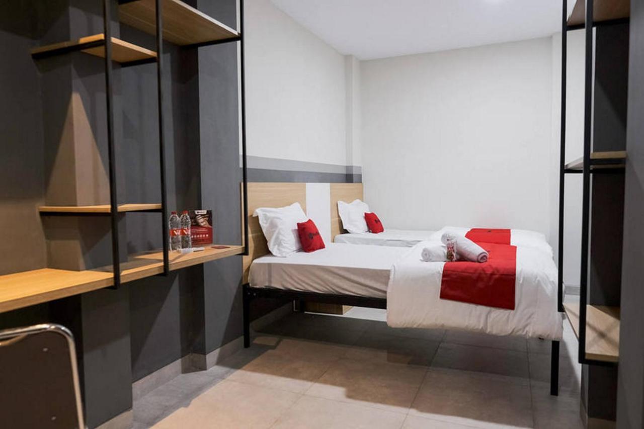 Reddoorz Plus Near Taman Anggrek Mall Jakarta Exterior photo