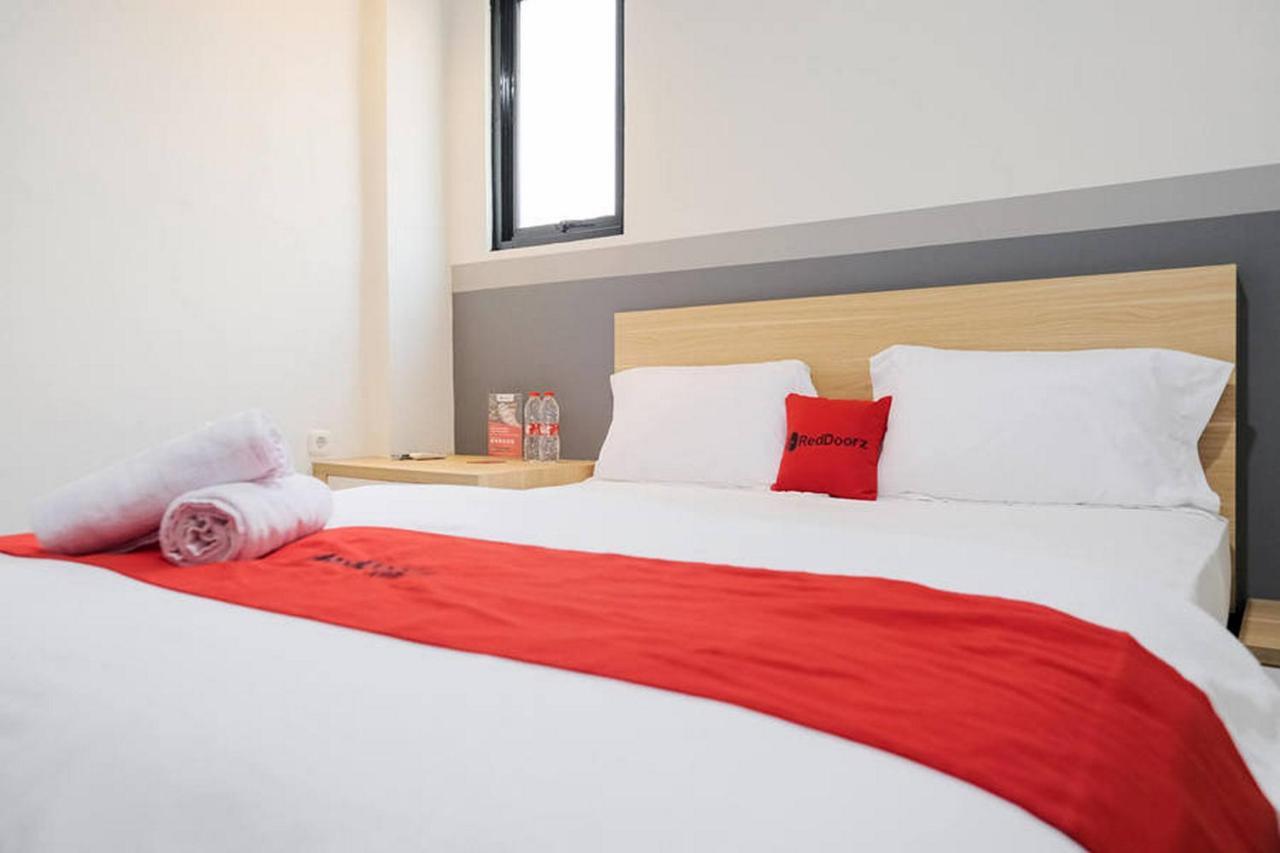 Reddoorz Plus Near Taman Anggrek Mall Jakarta Exterior photo