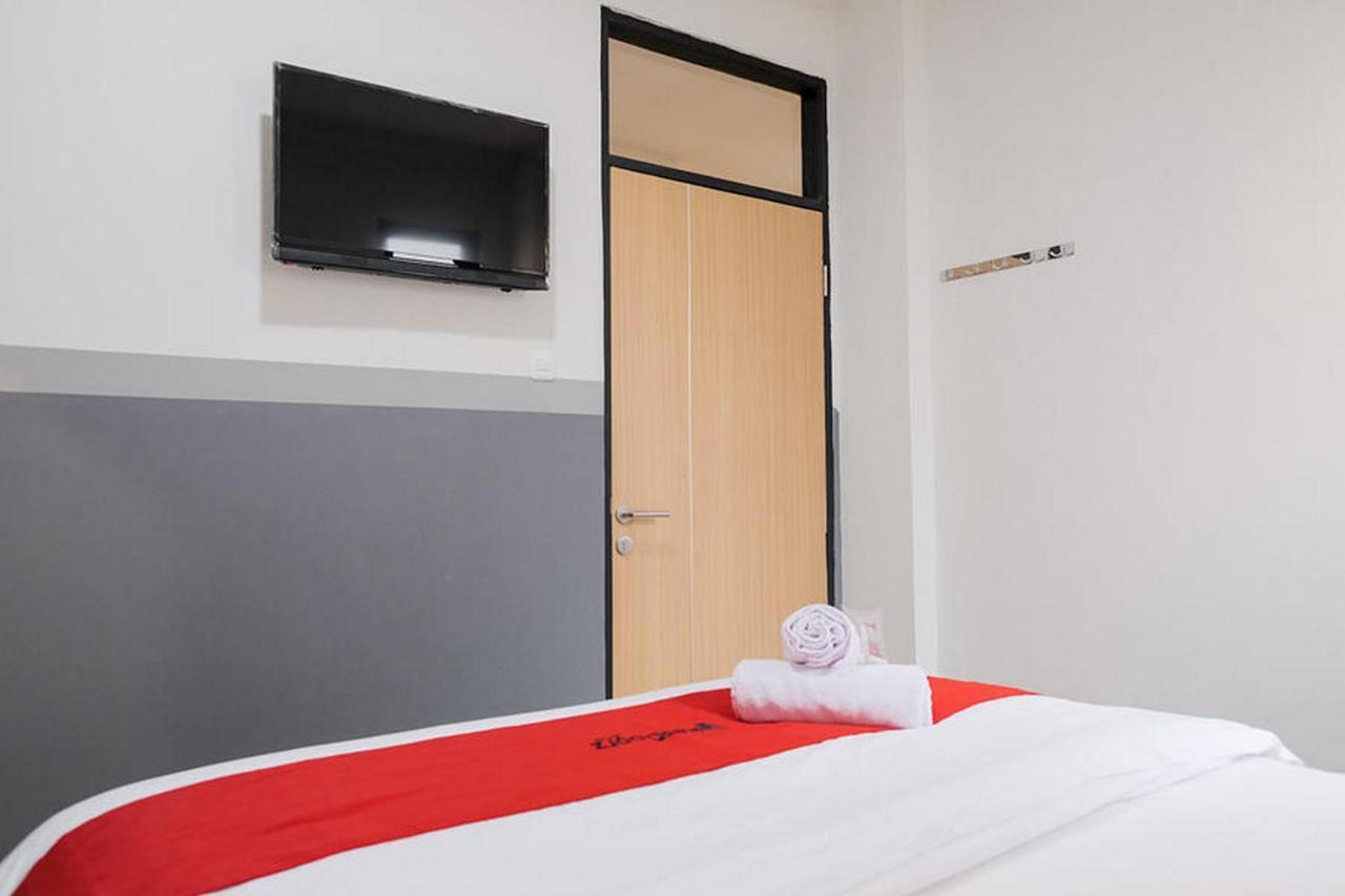 Reddoorz Plus Near Taman Anggrek Mall Jakarta Exterior photo