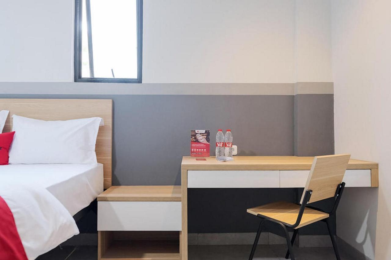 Reddoorz Plus Near Taman Anggrek Mall Jakarta Exterior photo