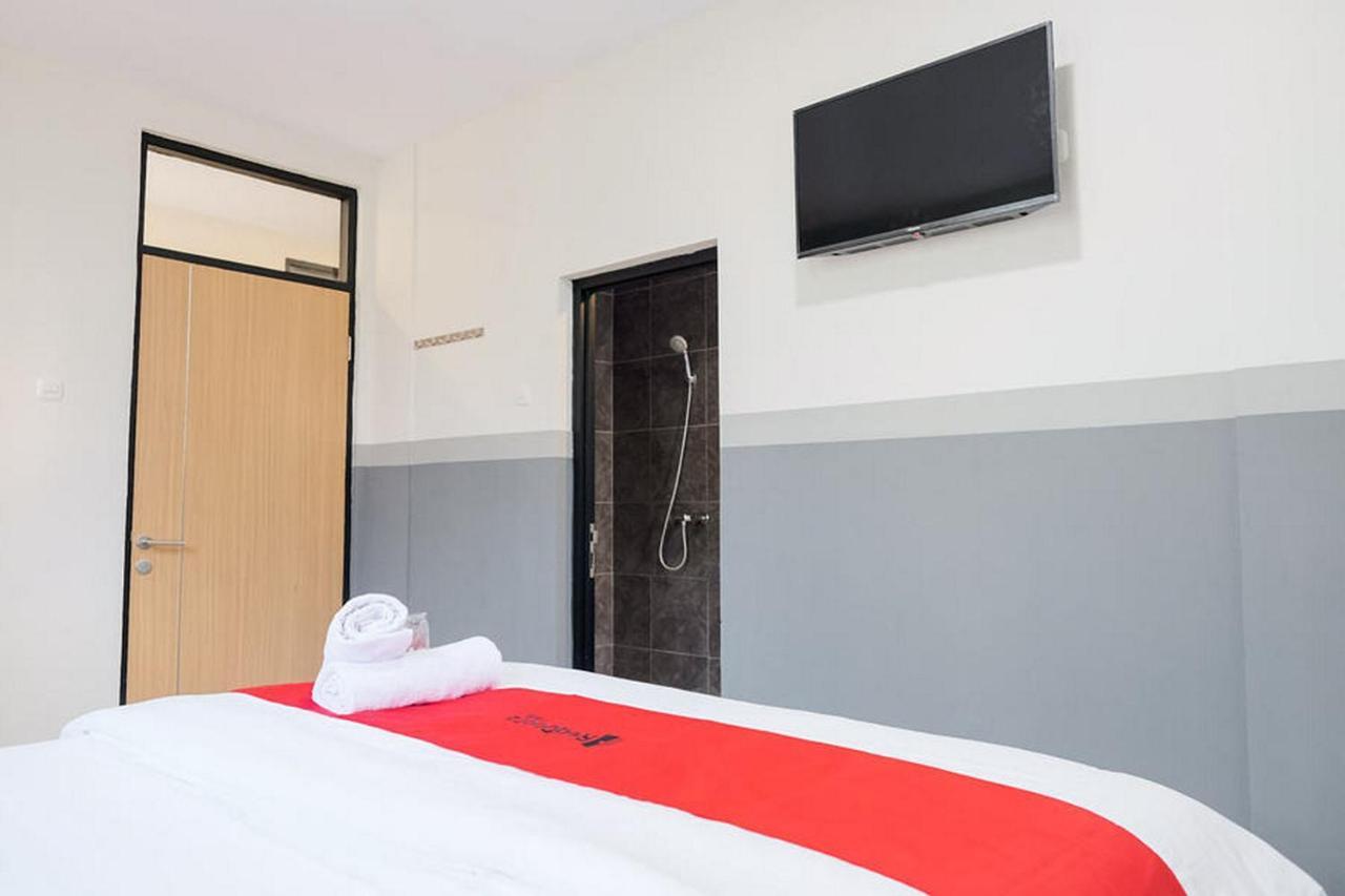 Reddoorz Plus Near Taman Anggrek Mall Jakarta Exterior photo
