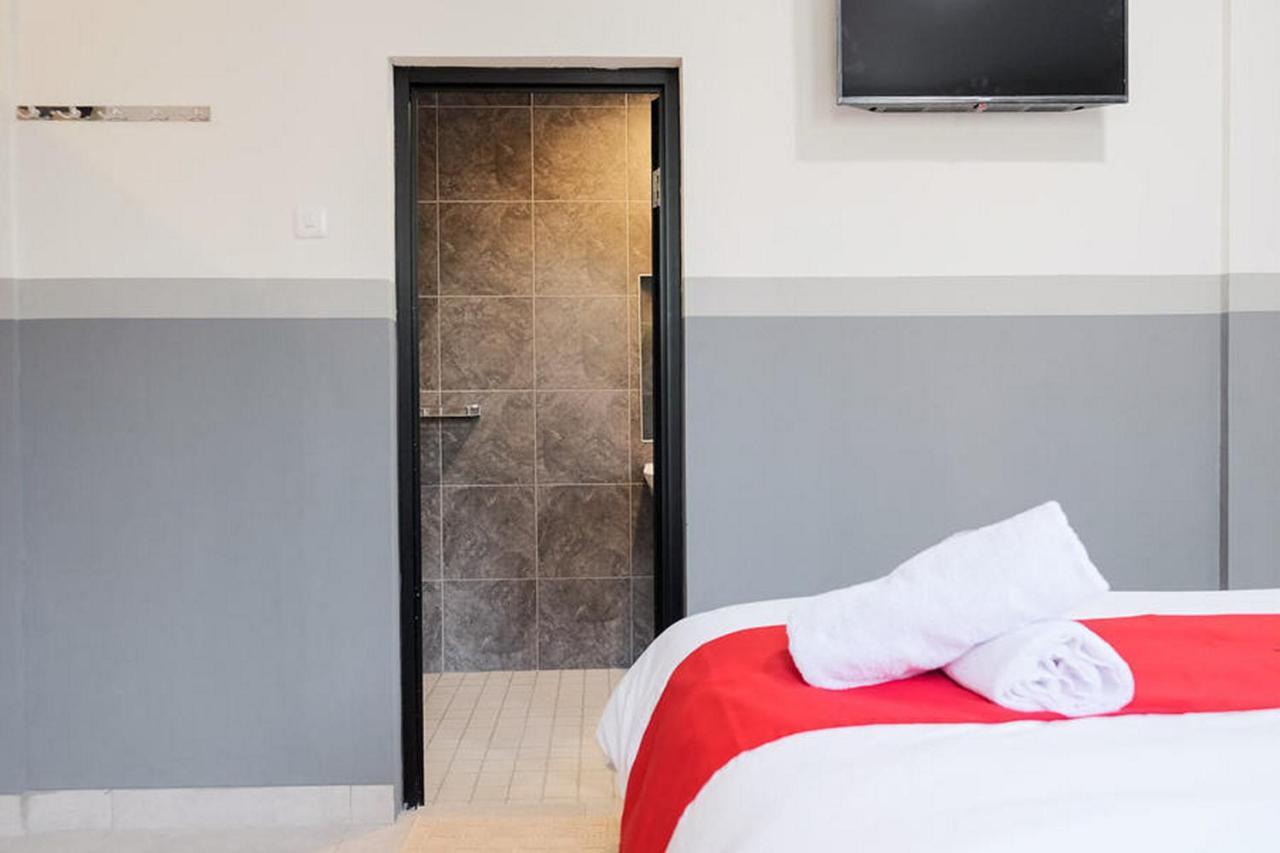 Reddoorz Plus Near Taman Anggrek Mall Jakarta Exterior photo