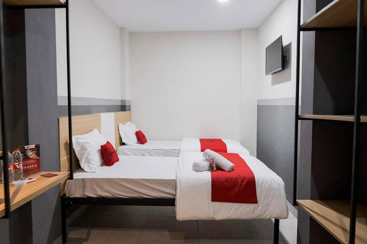 Reddoorz Plus Near Taman Anggrek Mall Jakarta Exterior photo